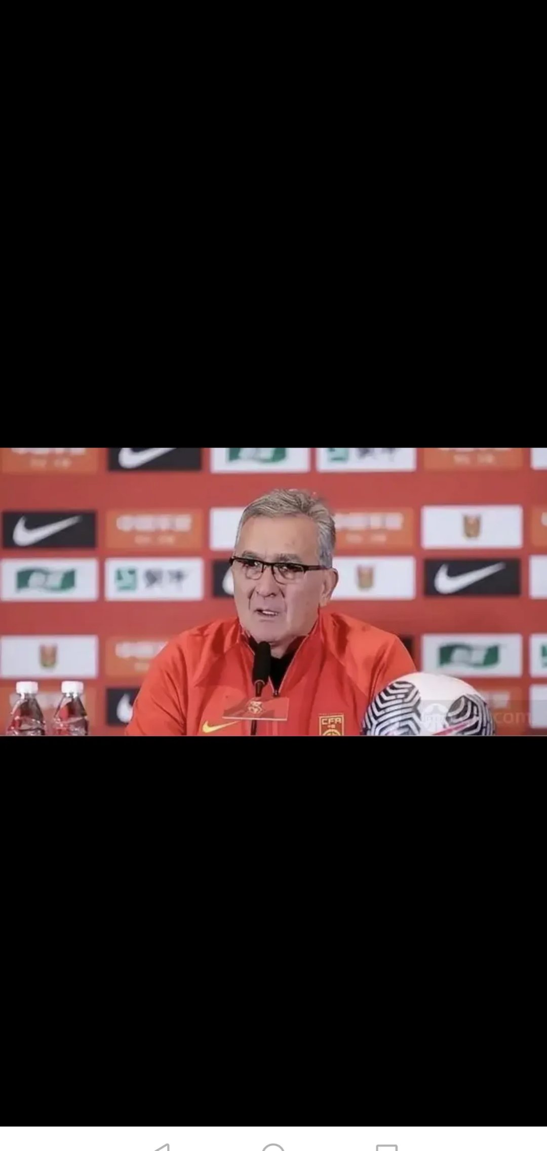 阿根廷女足教练发表赛前讲话,掌声雷动 阿根廷女足教练发表赛前讲话,掌声雷动