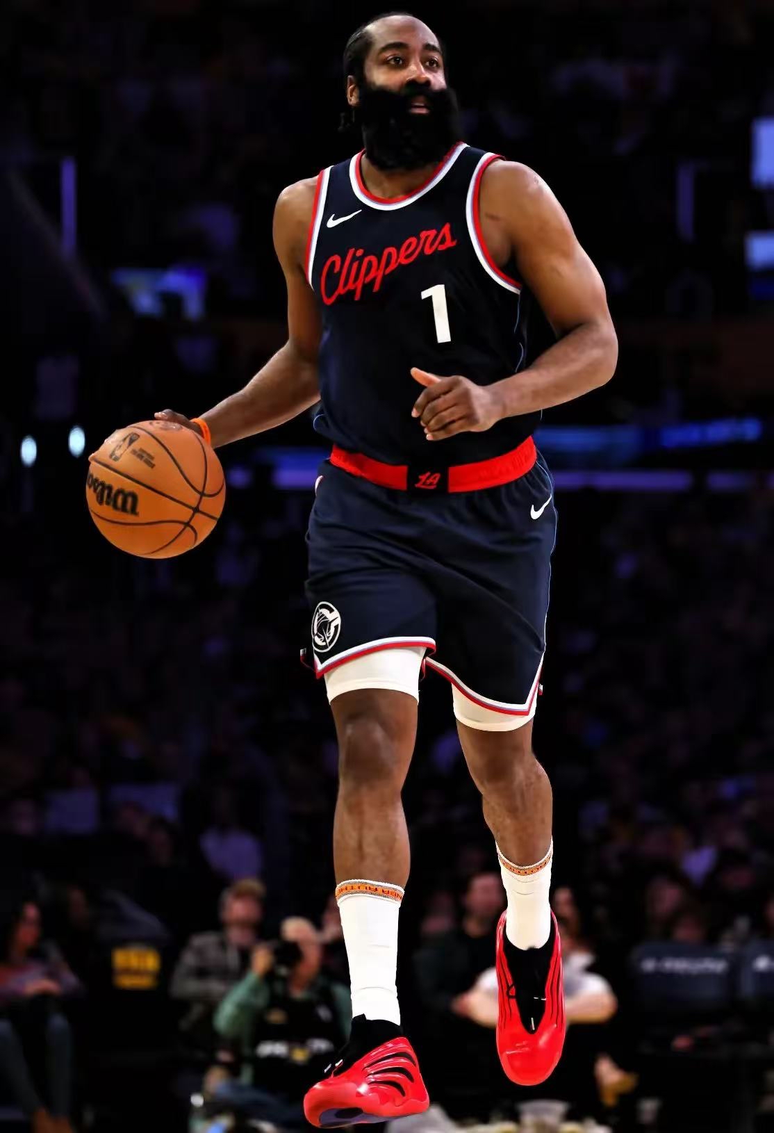 拉维奇表现出色,助球队夺得胜利,稳步上升 拉维奇表现出色,助球队夺得胜利,稳步上升