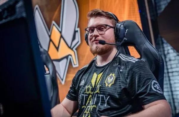 IG险胜100T，CoreJJ线上压制力十足顶尖较量四强赛，锁定晋级资格