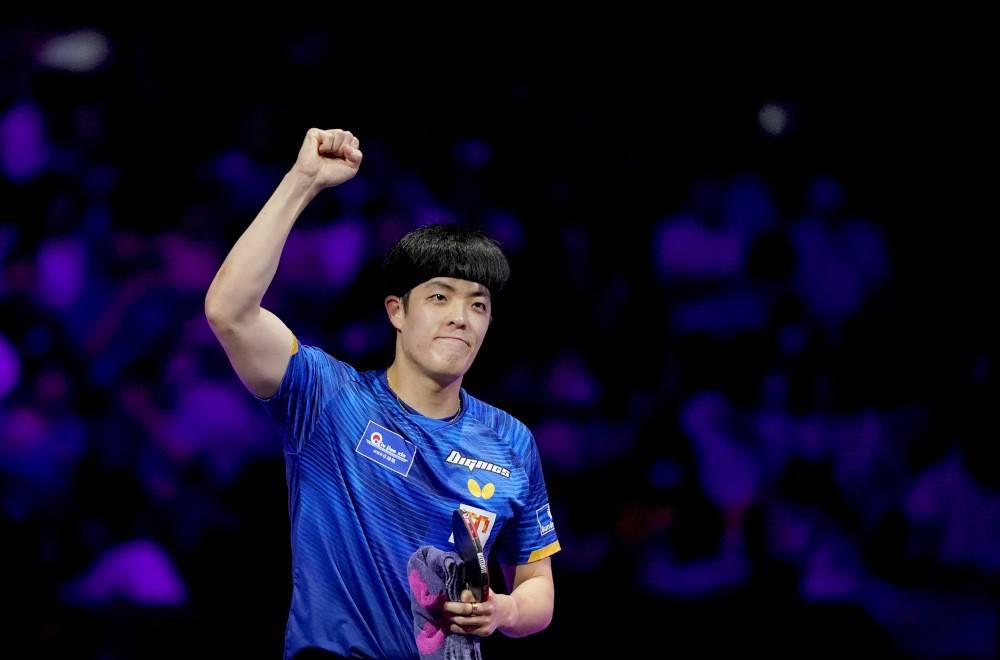 比赛瞬间球员们出色的表现令观众目不转睛!,振奋人心 比赛瞬间球员们出色的表现令观众目不转睛!,振奋人心