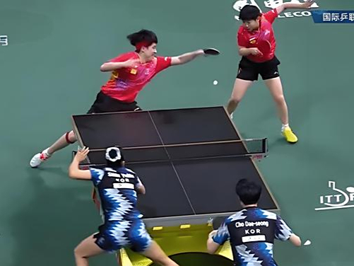 比赛瞬间球员们出色的表现令观众目不转睛!,振奋人心 比赛瞬间球员们出色的表现令观众目不转睛!,振奋人心