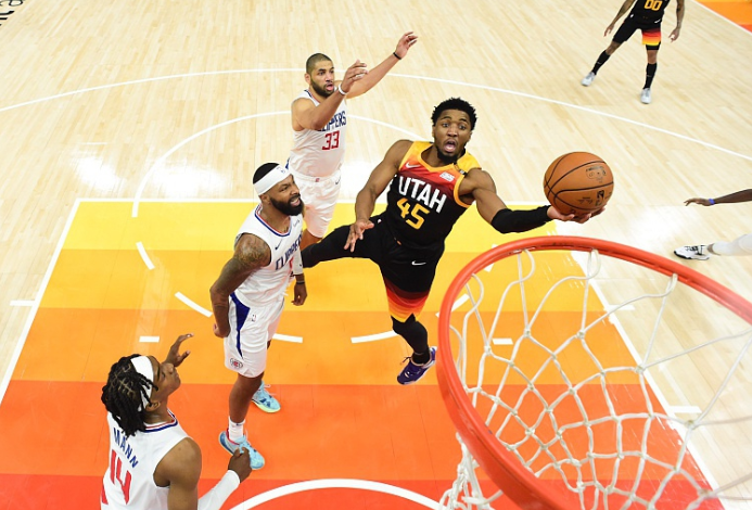 天津队横扫爵士,米切尔关键制胜 天津队横扫爵士,米切尔关键制胜