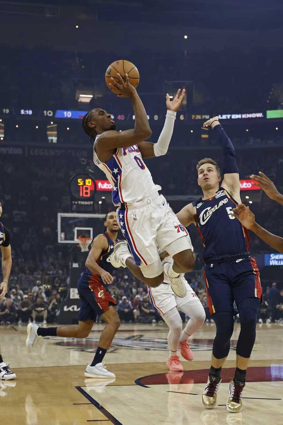 骑士完胜勇士，米切尔高光表现