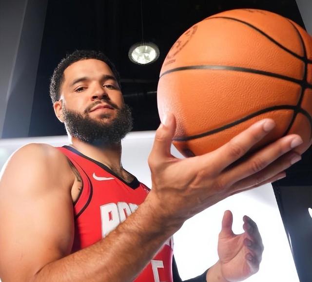 湖人完胜山东队,范弗利特状态火热 湖人完胜山东队,范弗利特状态火热