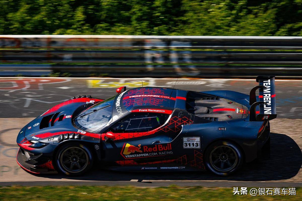 阿斯顿马丁轻取红牛车队，维斯塔潘带队取胜